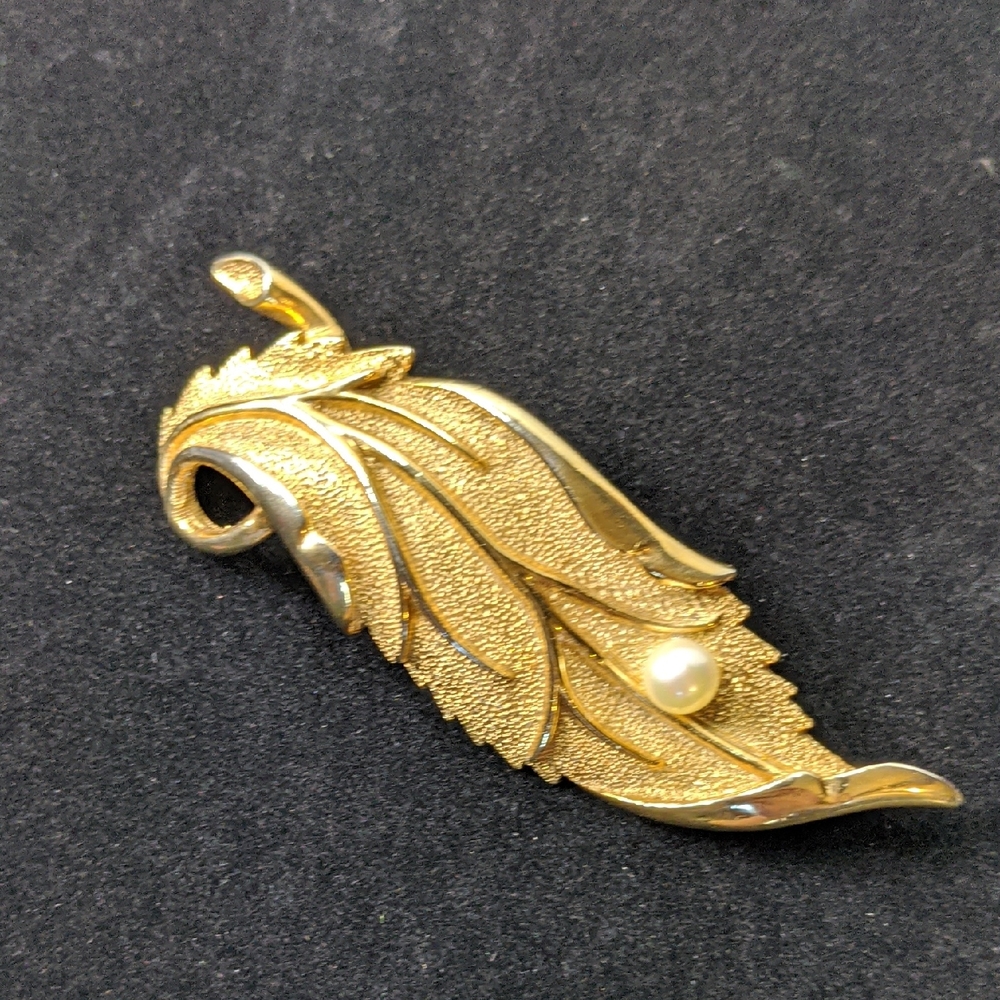 Kramer Vintage Gold-tone Leaf Brooch With Faux Pearl